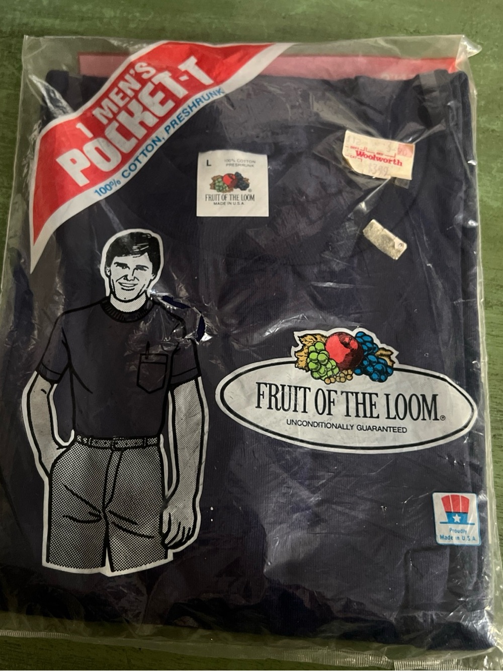1987 Vintage Fruit of the Loom Men’s Navy Pocket T-Shirt/Woolworths